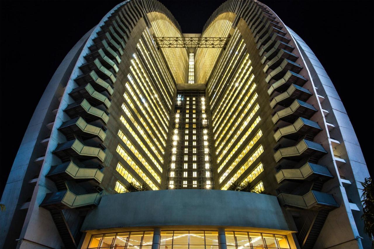 Jw Marriott Panama Hotel Kültér fotó The hotel at night