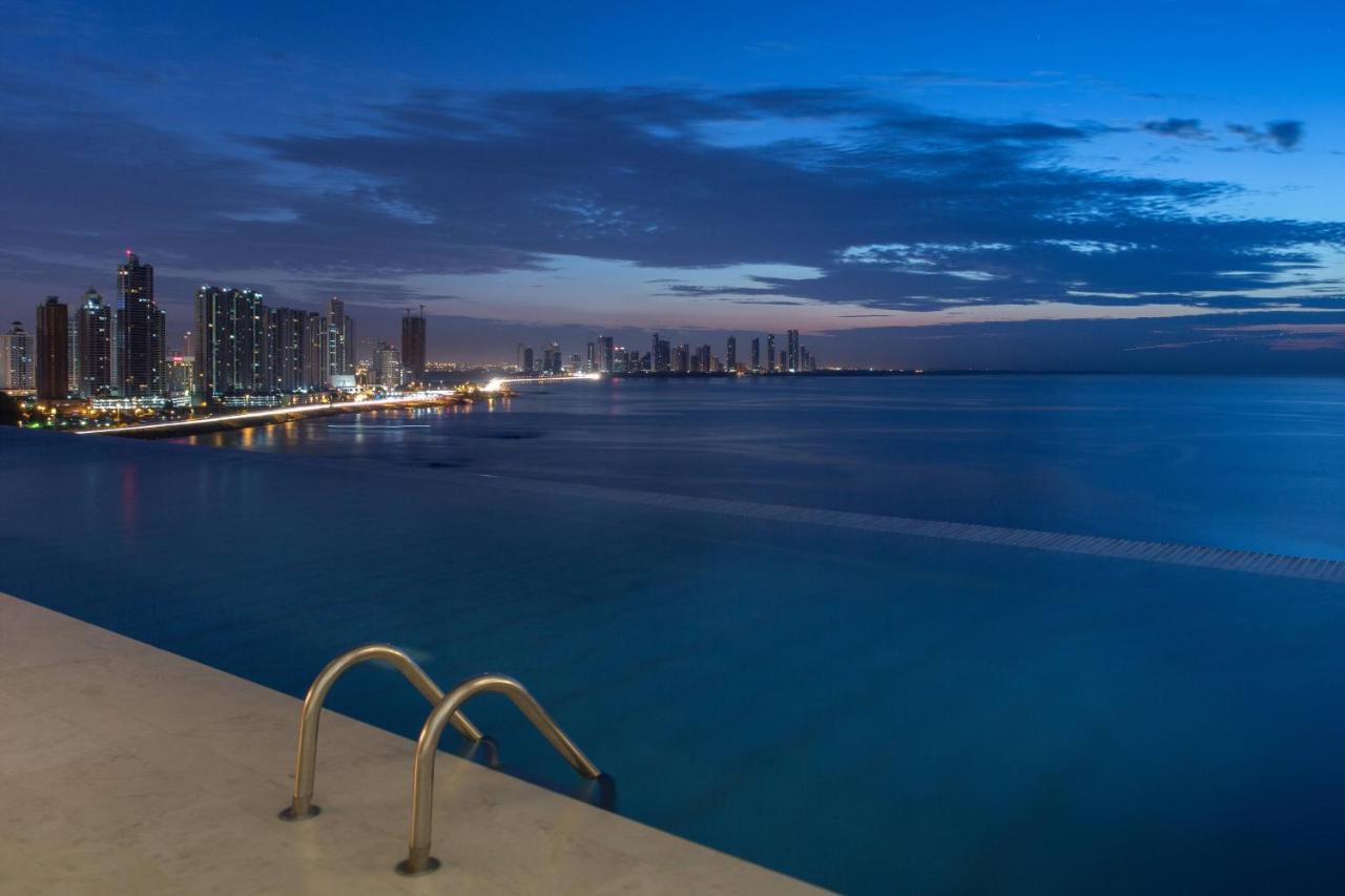Jw Marriott Panama Hotel Kültér fotó View of the city from the pool